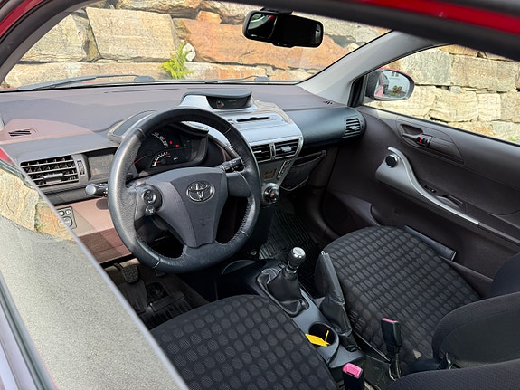 Toyota IQ 26 of 30