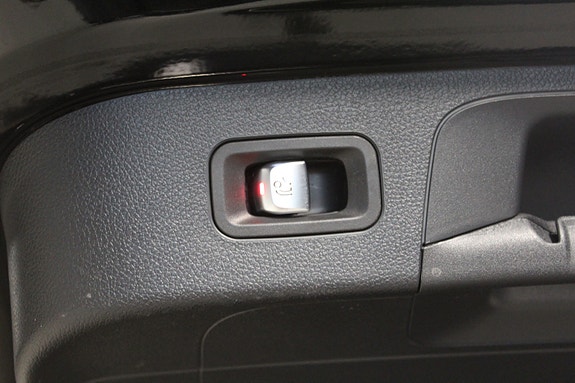 Mercedes-Benz EQC400 23 of 26