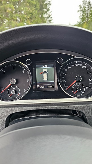Volkswagen Passat 12 of 14