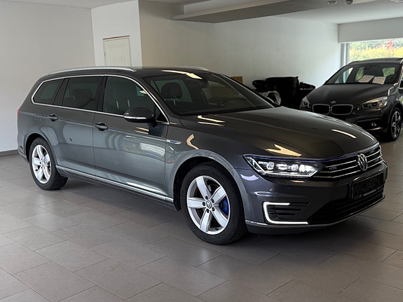 Volkswagen Passat 2 of 30