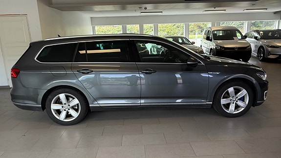 Volkswagen Passat 9 of 30