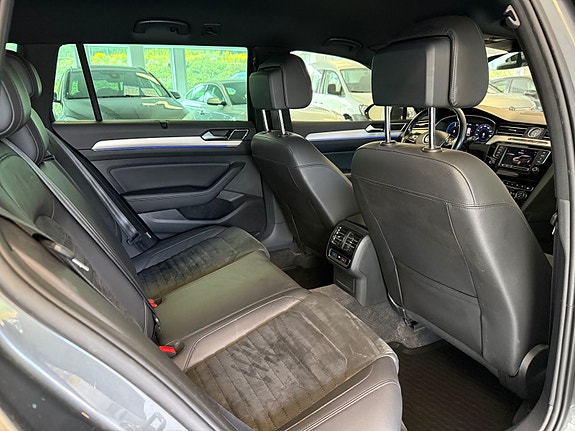 Volkswagen Passat 21 of 30