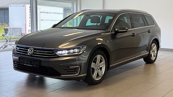 Volkswagen Passat 4 of 30