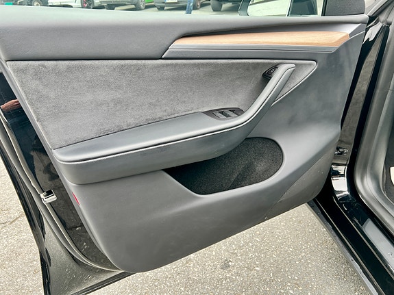 Tesla Model Y 14 of 22