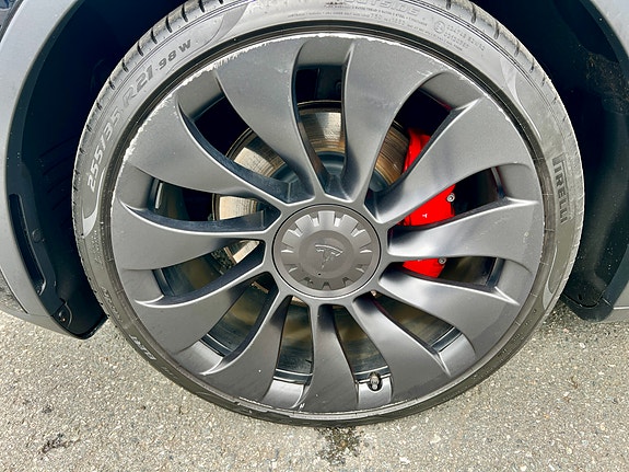 Tesla Model Y 13 of 22