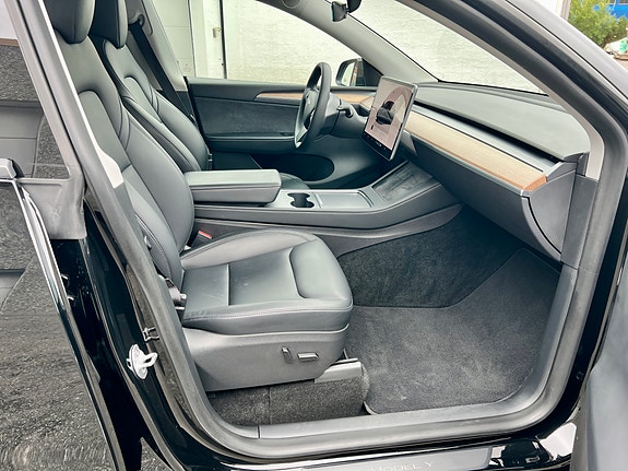 Tesla Model Y 19 of 22