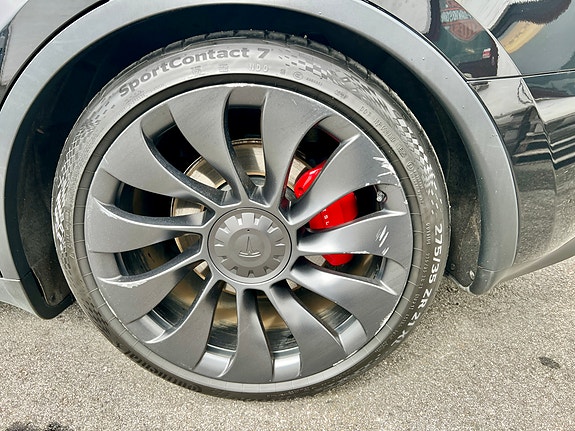 Tesla Model Y 10 of 22