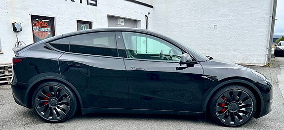 Tesla Model Y 4 of 22