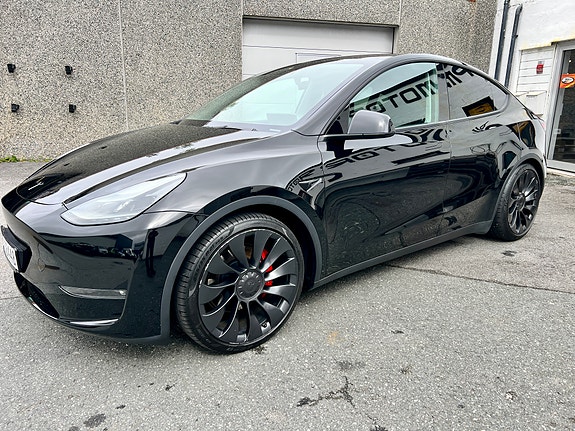 Tesla Model Y 12 of 22