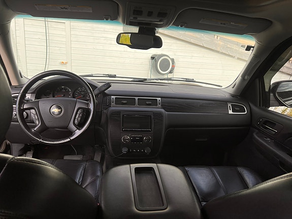 Chevrolet Suburban 5 of 17