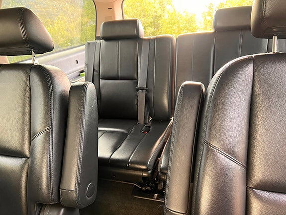 Chevrolet Suburban 9 of 17