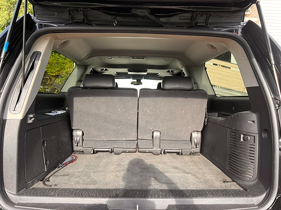 Chevrolet Suburban 11 of 17
