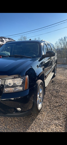 Chevrolet Suburban 2 of 17