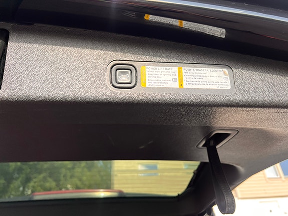 Chevrolet Suburban 12 of 17