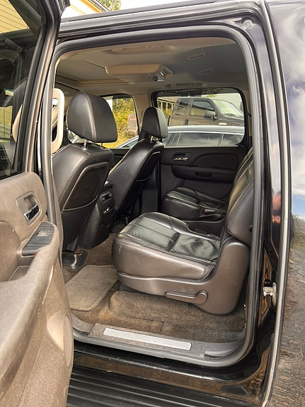 Chevrolet Suburban 8 of 17