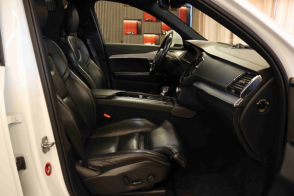 Volvo XC90 10 of 30