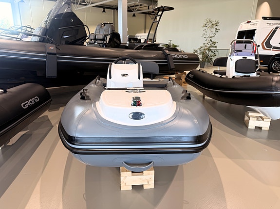 Grand G340 Classic med Yamaha 9,9 hk – Lett og tidløs premium-RIB 7 of 10