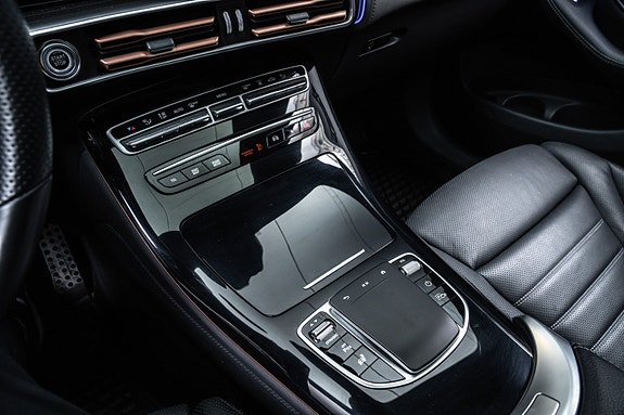 Mercedes-Benz EQC400 23 of 28