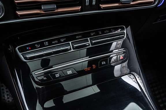 Mercedes-Benz EQC400 24 of 28