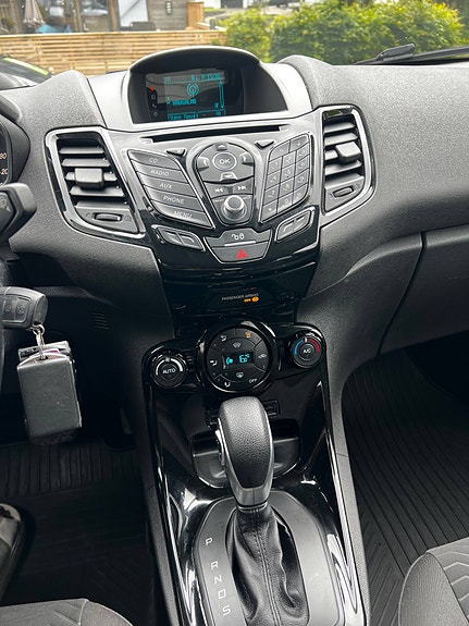Ford Fiesta 8 of 13