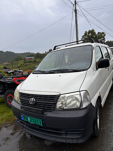 Toyota HiAce 2 of 10