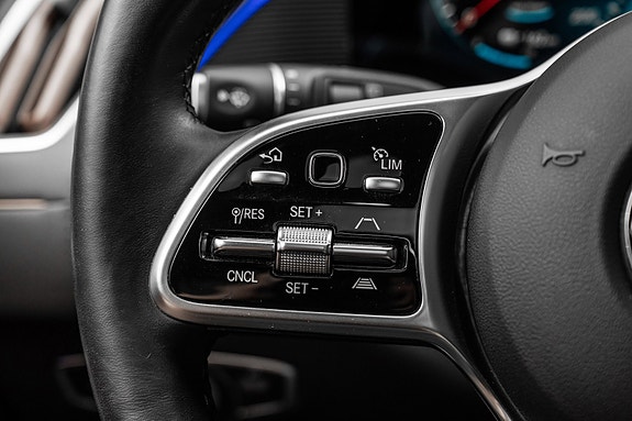 Mercedes-Benz EQC400 18 of 30