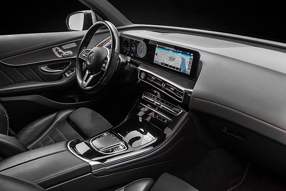 Mercedes-Benz EQC400 13 of 30