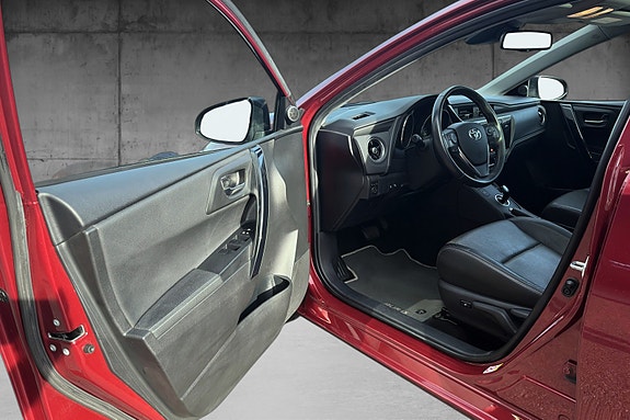 Toyota Auris 8 of 15