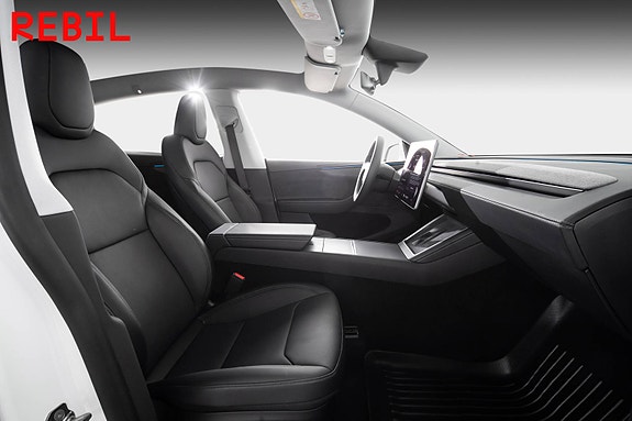 Tesla Model Y 24 of 28