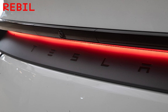 Tesla Model Y 25 of 28