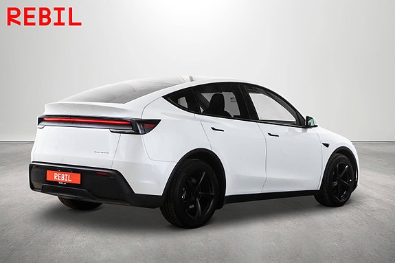 Tesla Model Y 7 of 28