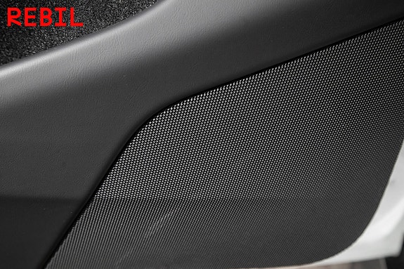 Tesla Model Y 20 of 28