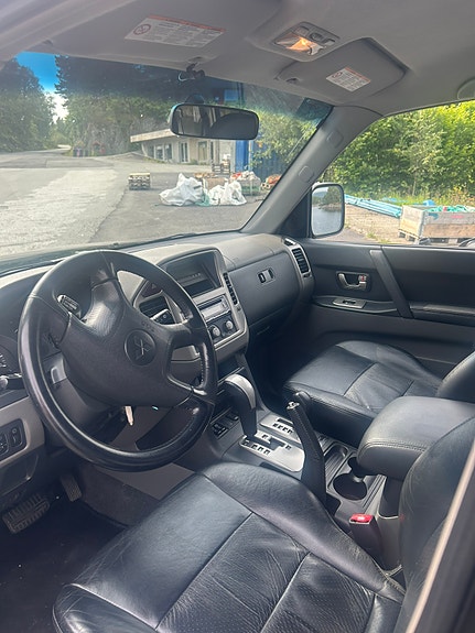 Mitsubishi Pajero 9 of 14