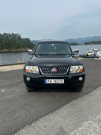 Mitsubishi Pajero 2 of 14