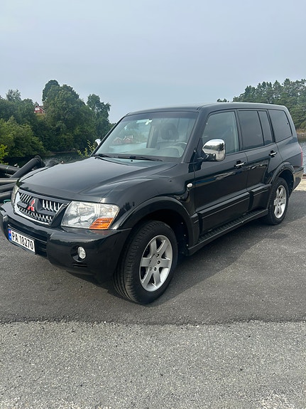 Mitsubishi Pajero 4 of 14