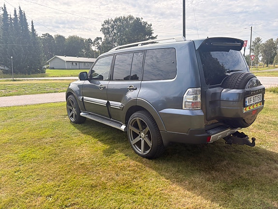 Mitsubishi Pajero 10 of 30