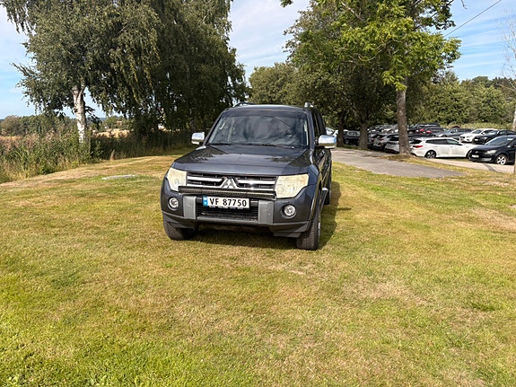 Mitsubishi Pajero 2 of 30