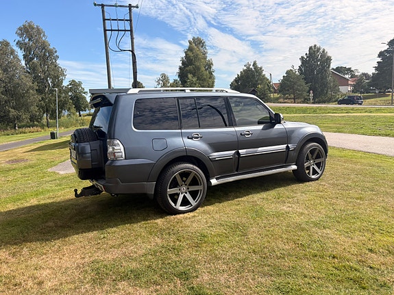 Mitsubishi Pajero 6 of 30