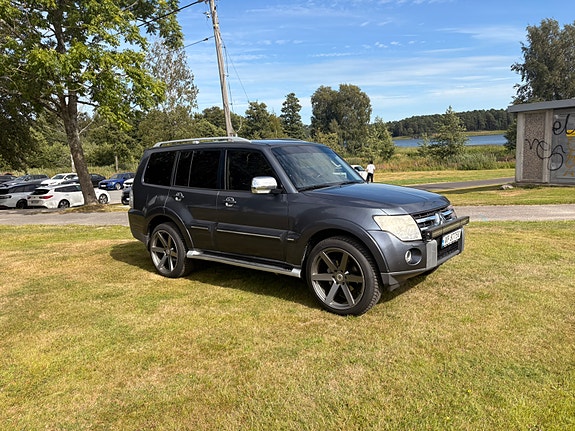 Mitsubishi Pajero 4 of 30