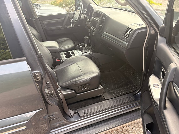 Mitsubishi Pajero 27 of 30