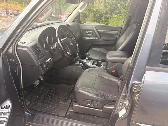 Mitsubishi Pajero 21 of 30