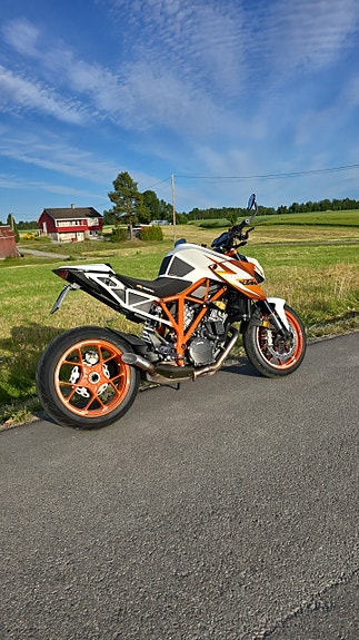 KTM 1290 Super Duke R 3 of 7