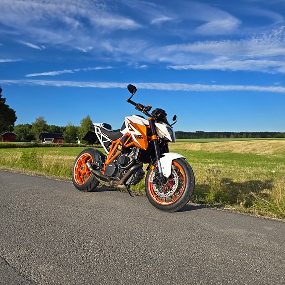 KTM 1290 Super Duke R 4 of 7