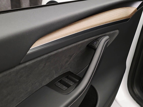 Tesla Model Y 17 of 30