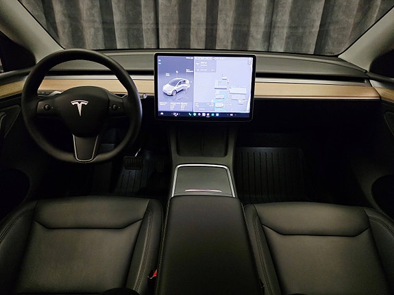 Tesla Model Y 22 of 30