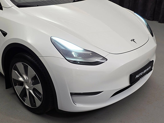 Tesla Model Y 10 of 30