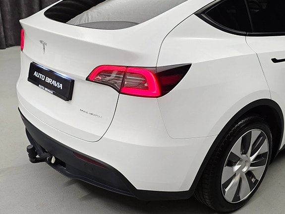Tesla Model Y 15 of 30