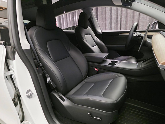 Tesla Model Y 20 of 30
