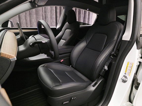 Tesla Model Y 18 of 30