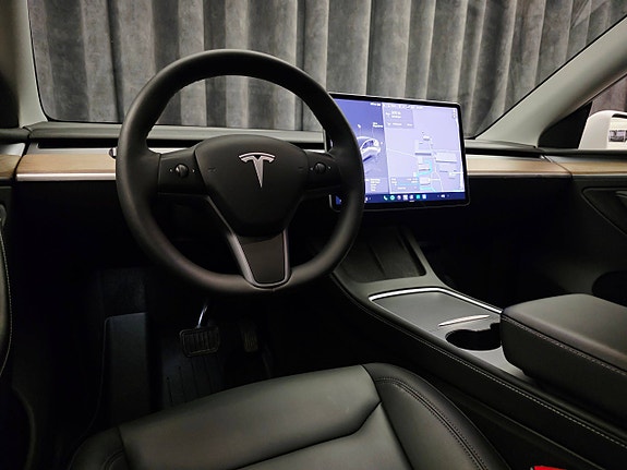 Tesla Model Y 23 of 30